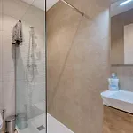 Modern 2 Bedroom In The Heart Of