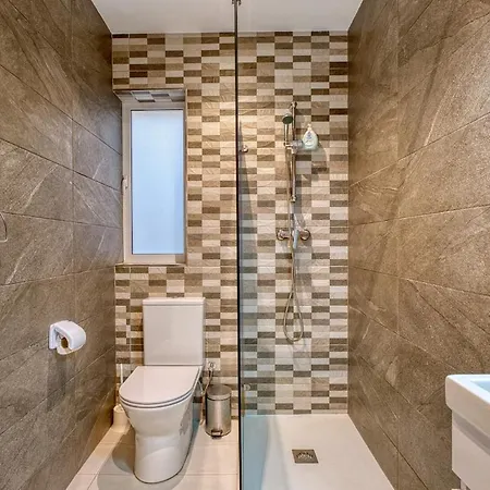 Modern 2 Bedroom In The Heart Of *