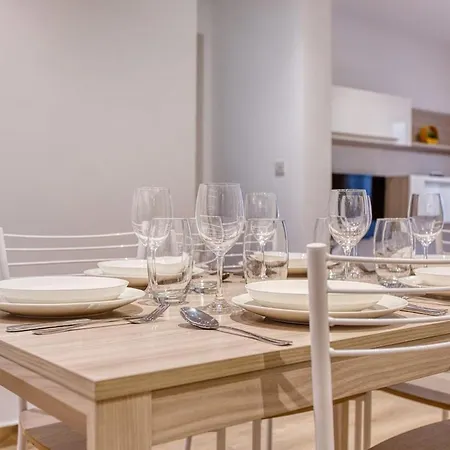 Modern 2 Bedroom In The Heart Of *