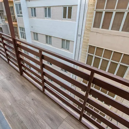 Modern 2 Bedroom In The Heart Of *