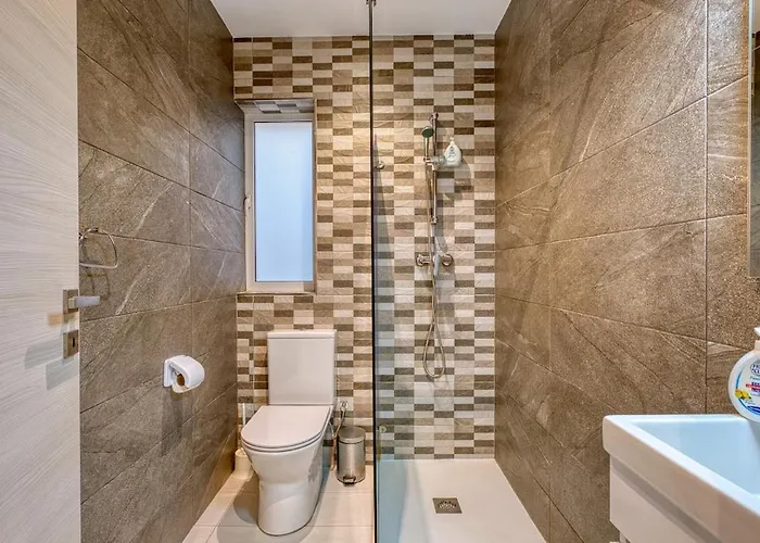 Modern 2 Bedroom In The Heart Of *