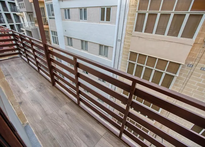 Modern 2 Bedroom In The Heart Of *