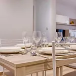 Modern 2 Bedroom In The Heart Of *