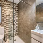 Apartment Modern 2 Bedroom In The Heart Of *