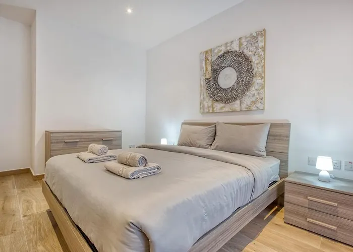 Modern 2 Bedroom In The Heart Of סליאמה