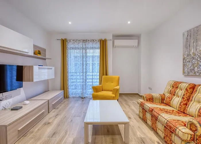 Modern 2 Bedroom In The Heart Of דירה