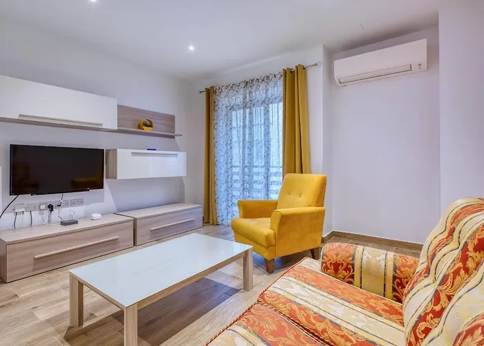 Modern 2 Bedroom In The Heart Of סליאמה