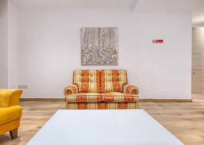 Modern 2 Bedroom In The Heart Of *