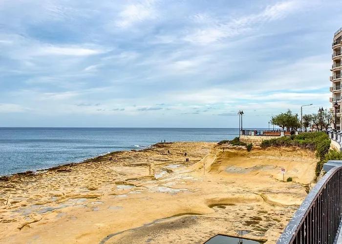 Modern 2 Bedroom In The Heart Of דירה *