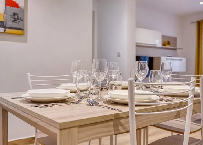 Modern 2 Bedroom In The Heart Of *